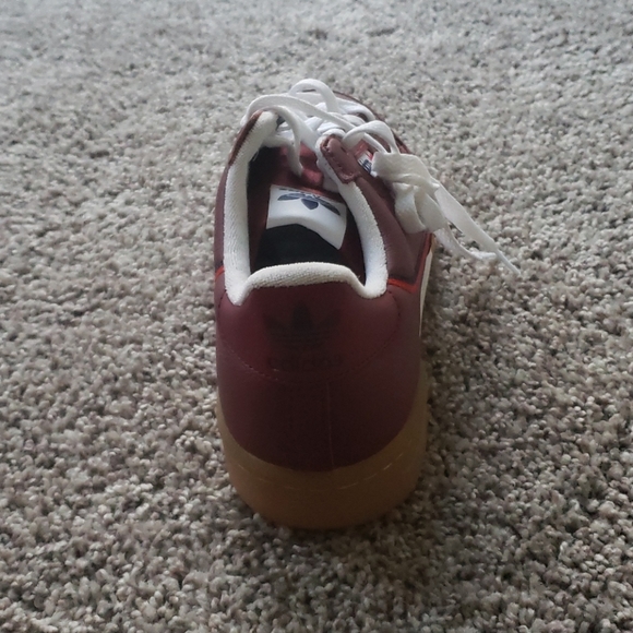 Athletic shoes - Picture 3 of 5